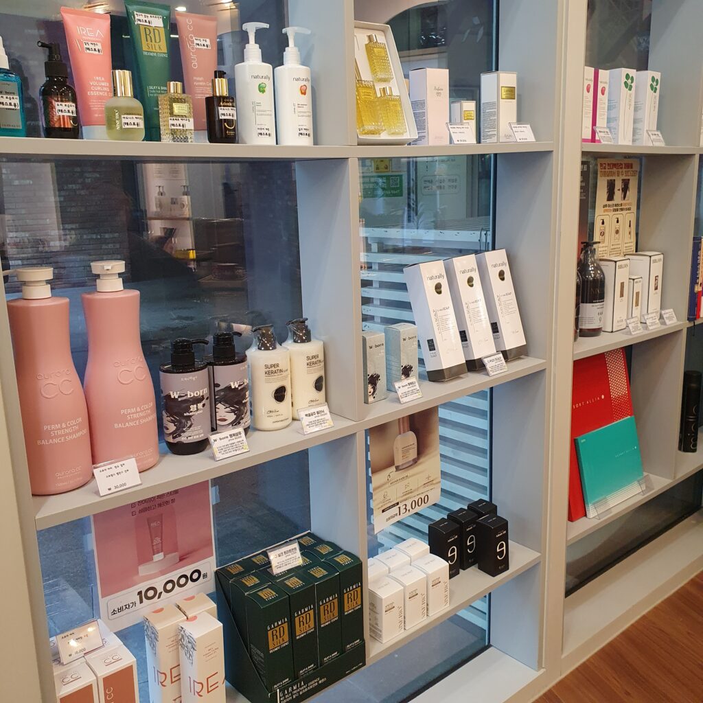 새치염색 후 염색,샴푸와 산성,샴푸, 두피,전용,샴푸, 탈모,예방,샴푸, 천연,샴푸 등 제품이 나열되어 있는 모습