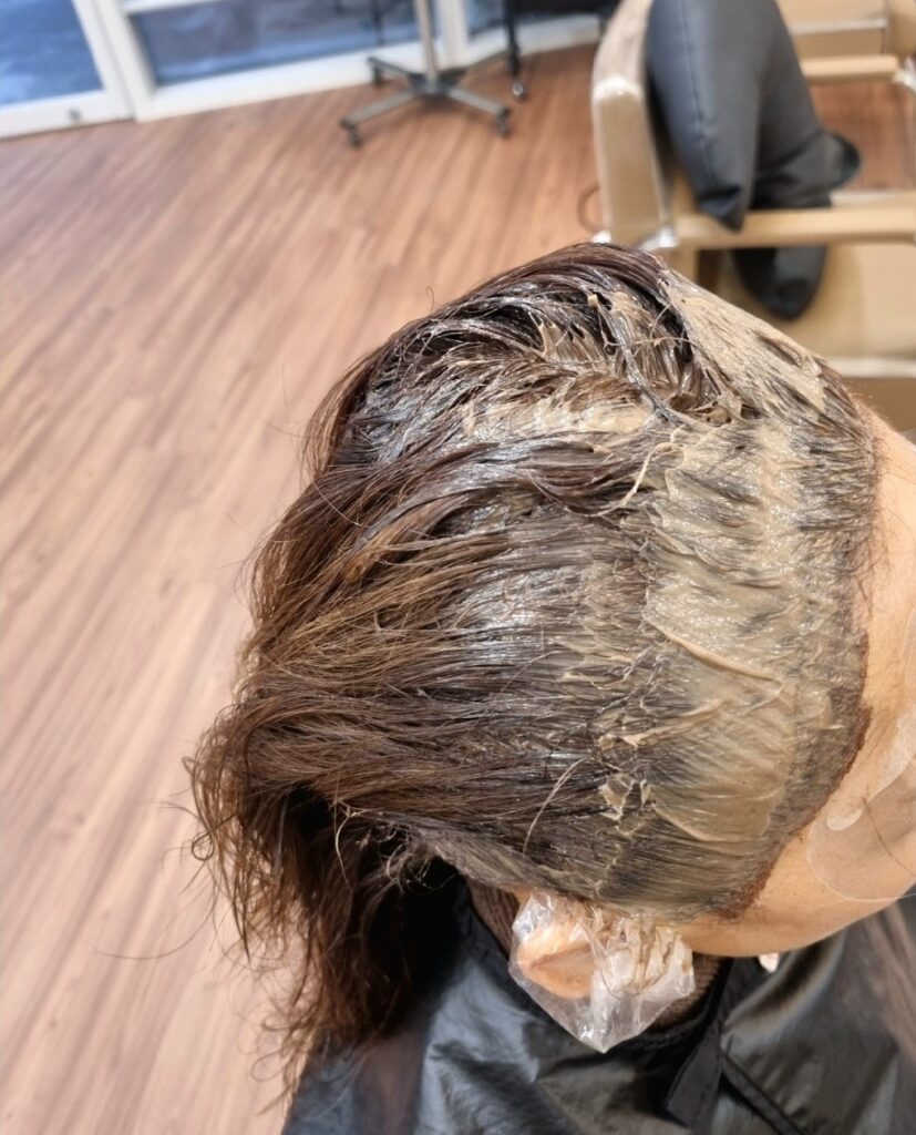 새치 염색 전 두피 보호제를 도포한 후 염색을 하고 있는 과정입니다.
