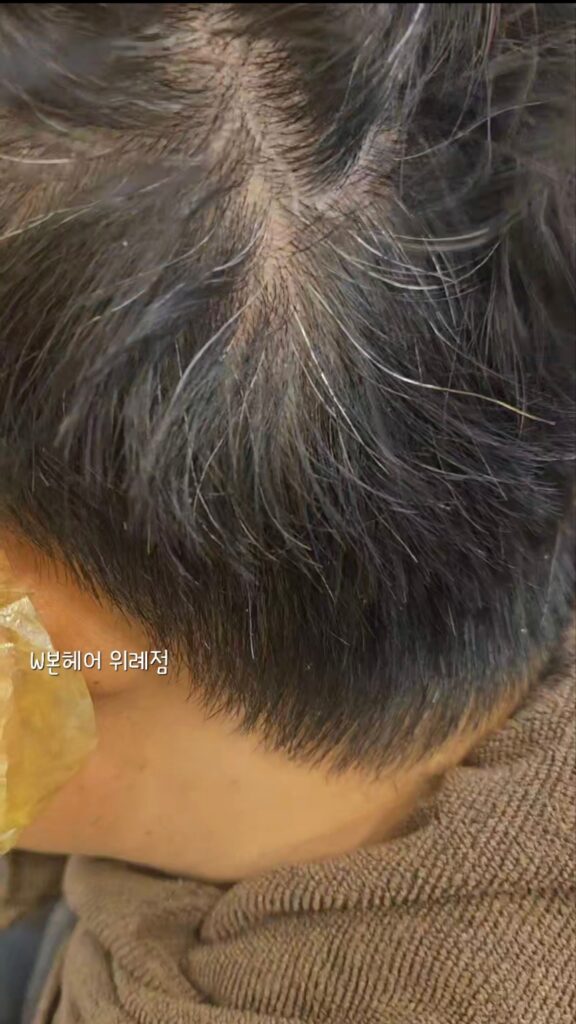 염색 전 샴푸 여부에 대해 상담하며 머리카락을 보는 모습