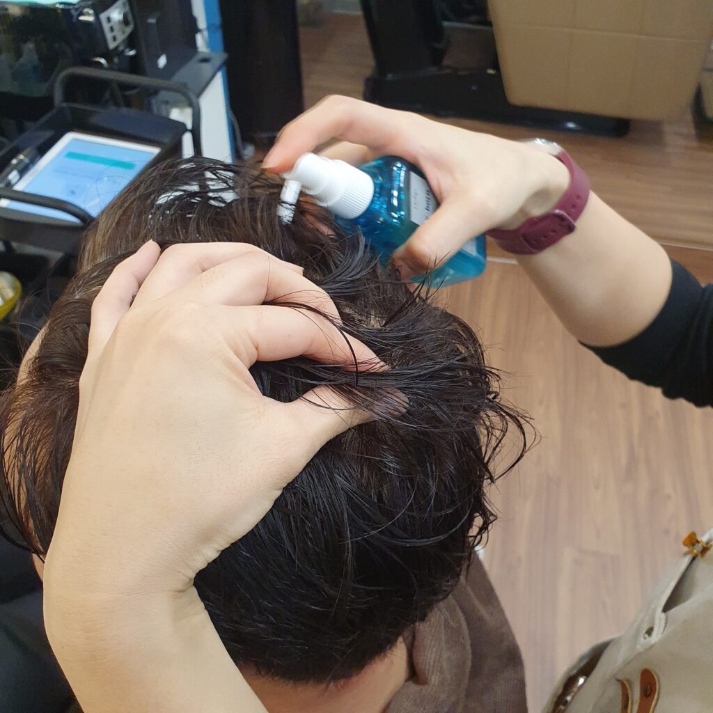 드라이전 두피 보습 토너를 도포하여 외부 자극으로부터 두피를 보호하고 수분 증발을 방지하는 과정