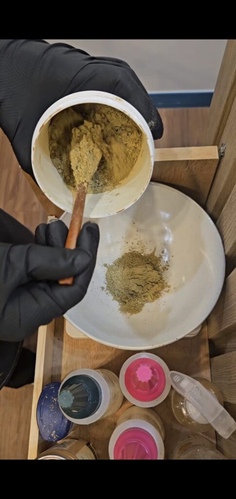 헤나와 인디고의 차이를 느끼는 헤나의 가루