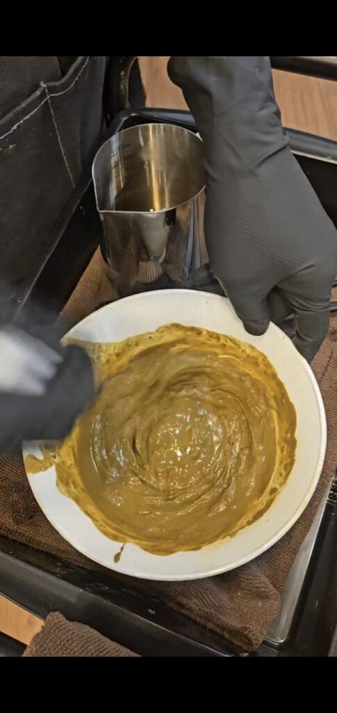 두피 모공 디톡스를 위해 암라 분말과 무색 마지카 허브를 배합하는 프리미엄 두피 스파 케어