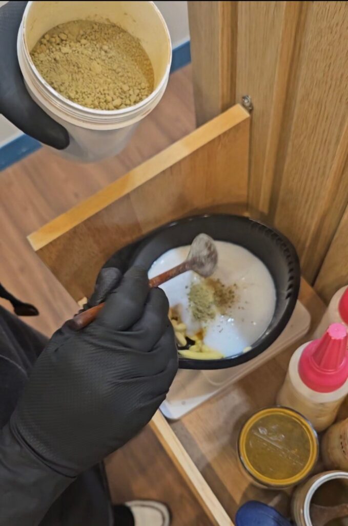 화학 새치염색약과 천연 허브 디톡스 파우더를 정밀하게 믹싱하는 시술 과정