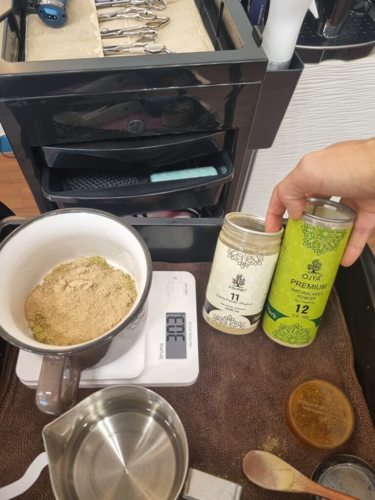 화학 첨가물이 일절 들어가지 않은 유기농 인증 순수 마지카 및 암라 허브 분말