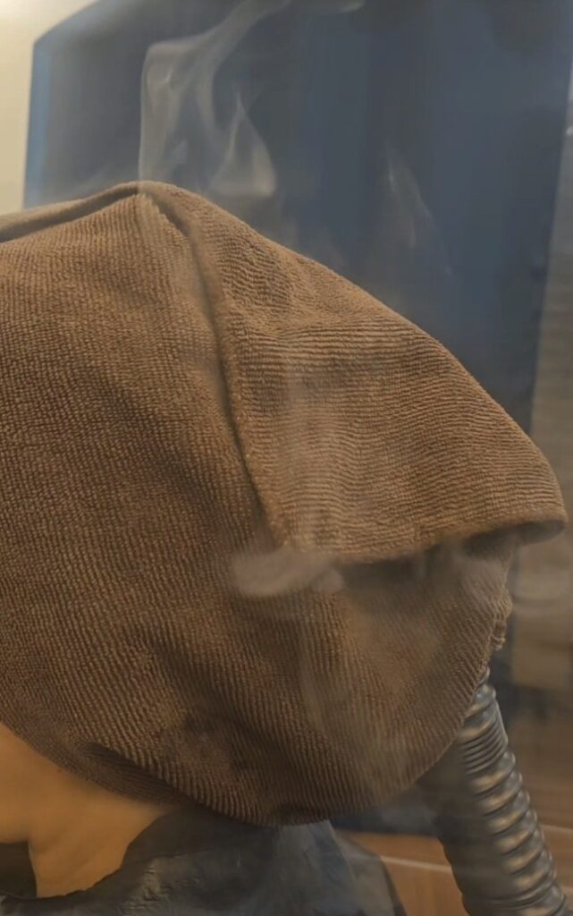 정기적인 새치 염색 후 천연허브 수분 스팀 관리를 받는 고객